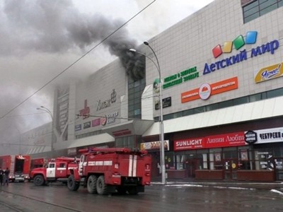 Khói bốc ra từ trung tâm thương mại. Ảnh:CNN.