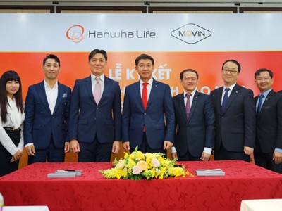 Ông Back Jong Kook (đứng thứ 5 từ trái sang, Chủ tịch HĐTV kiêm Tổng giám đốc Hanwha Life Việt Nam cùng đại diện Công ty TNHH Movin tại buổi lễ ký kết hợp tác chiến lược.