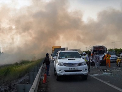 Khói mù mịt khiến các lái xe không thể quan sát. Ảnh:Hoàng Hải.