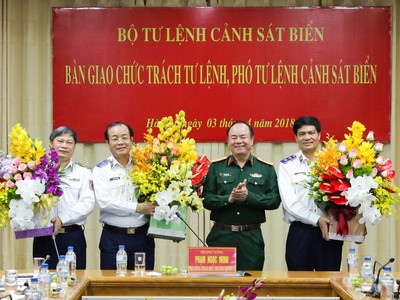 Thượng tướng Phạm Ngọc Minh và Trung tướng Nguyễn Quang Đạm, Thiếu tướng Phan Thanh Minh, Thiếu tướng Nguyễn Văn Sơn. Ảnh Canhsatbien.vn