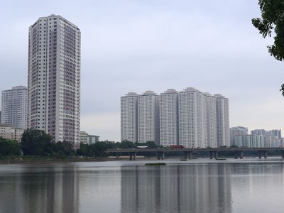 Toà nhà VP6 (trái) và tổ hợp HH2, HH3, HH4 của tổ hợp HH Linh Đàm nằm trong danh sách bị nêu tên vì vi phạm về phòng cháy, chữa cháy. Ảnh:Phương Sơn.