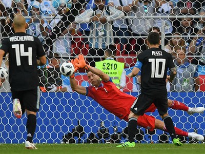 Messi run rẩy, Argentina tấn công quá chậm, bế tắc