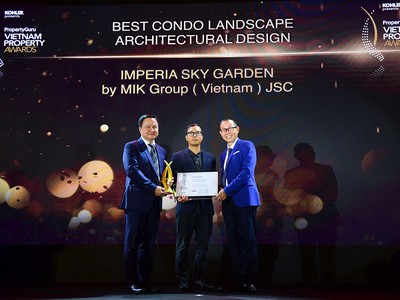 Tổng giám đốc MIKGroup Nguyễn Vĩnh Trân (ngoài cùng bên trái) nhận giải thưởng cho Dự án  Imperia Sky Garden.