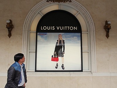 Bên ngoài một cửa hàng Louis Vuitton trên phố Tràng Tiền, Hà Nội. Ảnh:Tomas Slavicek