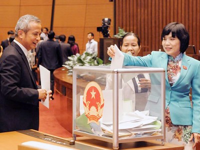 Các đại biểu Quốc hội tiến hành lấyphiếu tín nhiệm tại kỳ họp thứ 8, Quốc hội khoá XIII ngày 15/11/2014. Ảnh:QH.