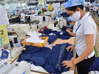 Sản xuất áo sơ mi tại một doanh nghiệp dệt may phía Bắc.