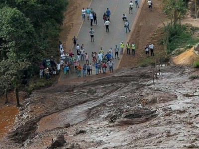 Bùn lầy tràn ra đường sau vụ vỡ đập. Ảnh:Reuters.