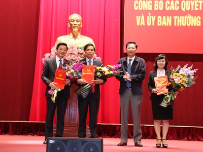 Đồng chí Nguyễn Văn Đọc, Bí thư Tỉnh ủy, Chủ tịch HĐND tỉnh Quảng Ninh trao các quyết định, nghị quyết cho các đồng chí nhận nhiệm vụ mới.