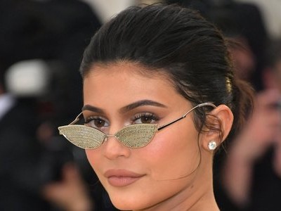 Cuộc sống xa hoa của tỷ phú tự thân trẻ nhất thế giới