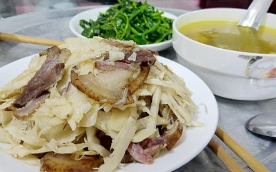 Măng đắng xào thịt lợn hun khói nên thử ở Mẫu Sơn