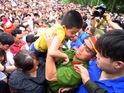 Nghìn người dâng hương tưởng nhớ Vua Hùng từ sáng sớm