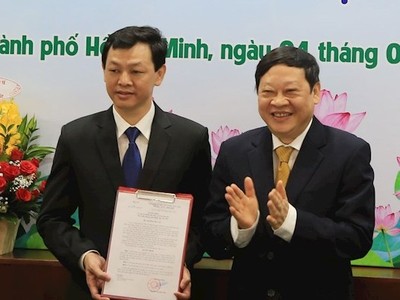 Thứ trưởng Nguyễn Viết Tiến trao quyết định cho Bác sĩ Nguyễn Tri Thức.