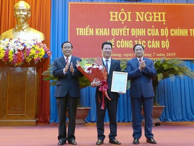 Lãnh đạo Ban Tổ chức Trung ương trao quyết định và chúc mừng đồng chí Đặng Quốc Khánh.