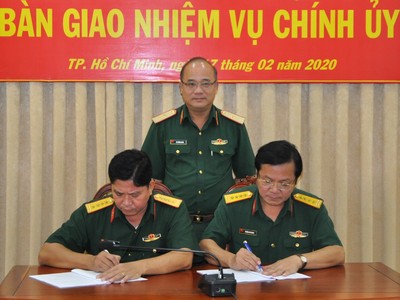 Thiếu tướng Du Trường Giang chứng kiến lễ ký biên bản bàn giao giữ Đại tá Biện Văn Chèo và Đại tá Huỳnh Chí Bình.