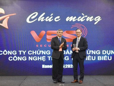 Dại diện của VPS nhận giải thưởng “Công ty chứng khoán có ứng dụng Công nghệ thông tin tiêu biểu" từ Ban Tổ chức