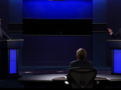 Ông Trump (trái) tranh luận với ông Biden (phải). Ảnh: AP.