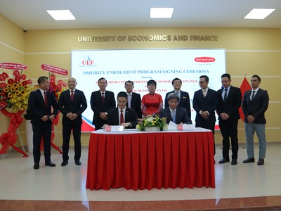 Ông Ngô Việt Phương, Phó tổng giám đốc Phát triển Kinh doanh Dai-ichi Life Việt Nam (trái) và ông Nguyễn Thanh Giang, Hiệu trưởng UEF (phải), ký kết hợp tác với sự chứng kiến của ông Lê Thắng Lợi, Phó giám đốc Trung tâm Phát triển Giáo dục phía Nam, Bộ Giáo dục và Đào tạo (hàng sau, thứ tư từ trái qua).