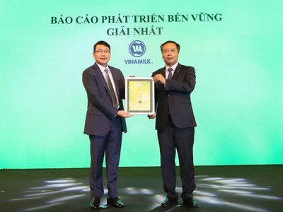 Đại diện Vinamilk nhận giải Nhất cho hạng mục Báo cáo Phát triển bền vững từ ông Lê Trọng Minh, Tổng biên tập Báo Đầu tư, đồng Trưởng ban tổ chức Chương trình Bình chọn Doanh nghiệp niêm yết 2020. Năm nay Vinamilk đạt giải cao cả 3 hạng mục: Báo cáo thường niên, quản trị công ty và Báo cáo Phát triển bền vững
