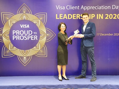 Ông Filip Dosedel – Trưởng phòng Sản phẩm thẻ và Tín dụng quay vòng đại diện Home Credit nhận giải thưởng từ đại diện Tổ chức thẻ Quốc tế Visa.