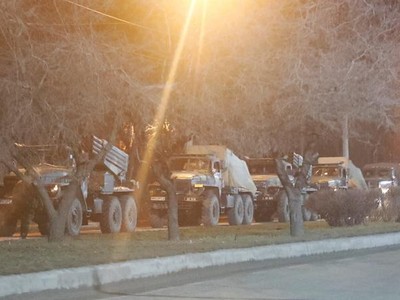 Phương tiện quân sự trên phố ở ngoại ô Donetsk hôm 23/2. Ảnh: Reuters.