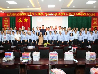 Lớp Trung cấp lý luận chính trị K22C01 khóa 2022-2023 chụp ảnh lưu niệm