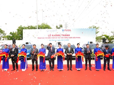 Lãnh đạo PVOIL và Vinfast cắt băng khánh thành trạm sạc xe điện Vinfast tại Cửa hàng xăng dầu PVOIL