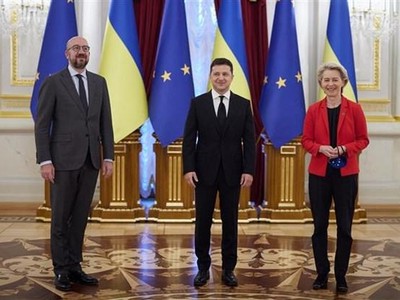 Tổng thống Ukraine Volodymyr Zelensky (giữa), Chủ tịch Hội đồng châu Âu Charles Michel (trái) và Chủ tịch Ủy ban châu Âu Ursula von der Leyen tại hội nghị thượng đỉnh Ukraine-Liên minh châu Âu ở Kiev, ngày 12/10/2021. (Ảnh: AFP/TTXVN)