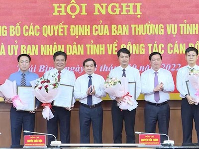 Chủ tịch HĐND tỉnh Thái Bình Nguyễn Tiến Thành và Chủ tịch UBND tỉnh Nguyễn Khắc Thận trao quyết định, tặng hoa các đồng chí được bổ nhiệm, điều động