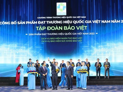 Thủ tướng Chính phủ trao biểu trưng Thương hiệu quốc gia Việt Nam 2022 cho sản phẩm bảo hiểm nhân thọ Bảo Việt và sản phẩm bảo hiểm sức khỏe Bảo Việt.