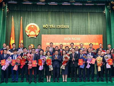 Lãnh đạo Bộ Tài chính trao quyết định và chúc mừng lãnh đạo cấp trưởng các đơn vị thuộc Bộ, trong đó có Tổng Biên tập Báo Tài chính - Đầu tư Phạm Văn Hoành (ngoài cùng bên phải). Ảnh: Đức Thanh