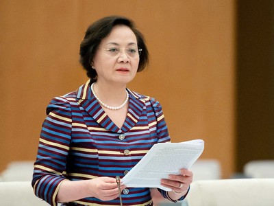 Bộ trưởng Bộ Nội vụ Phạm Thị Thanh Trà trình bày báo cáo.