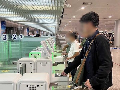 Cần siết quy trình cấp e-visa để hạn chế việc người nước ngoài ở lại Việt Nam trái phép. Trong ảnh: Làm thủ tục nhập cảnh tại sân bay Nội Bài.