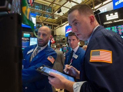 Giới đầu tư thận trọng chờ động thái chính thức của ông Trump