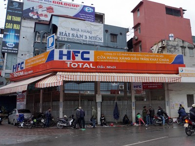 Nguyễn Mạnh Hà (trưởng ca bán hàng tại cây xăng 436 Trần Khát Trân) thừa nhận, gắn chíp vào 3 cột bơm xăng để gian lận xăng dầu.