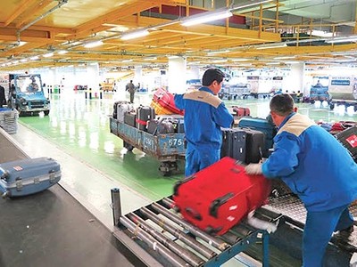 Nhân viên lái xe sân bay Nội Bài “chạy việc” giá nghìn USD