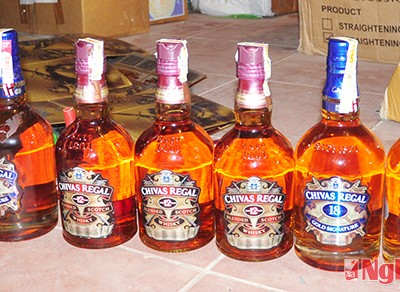 Cặp vợ chồng chuyên làm giả rượu Chivas bán lẻ lĩnh án