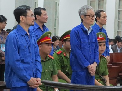Bị cáo Trịnh Khánh Hồng (bên trái) trước vành móng ngựa.