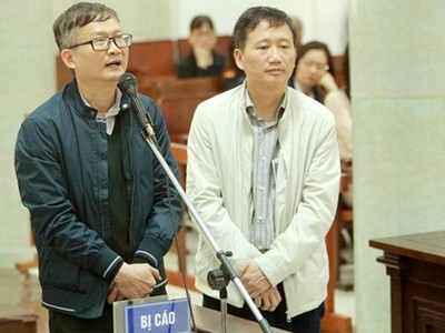 Bị cáo Đinh Mạnh Thắng (áo khoác sẫm màu) đối chất với bị cáo Trịnh Xuân Thanh. Ảnh: VietnamPlus