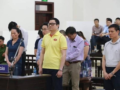 Bị cáo Tiệp mặc áo vàng