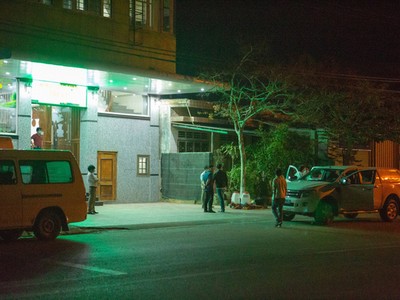 Cơ quan chức năng Quảng Trị đến đưa bốn người của công ty điện gió P.Đ ở Hướng Hóa đi cách ly trong đêm 8/3. Ảnh Tuổi trẻ.