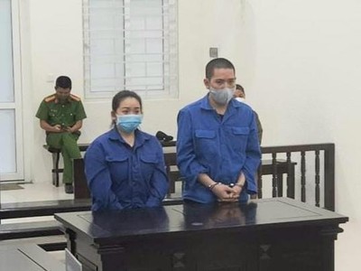 Hai bị cáo tại tòa.