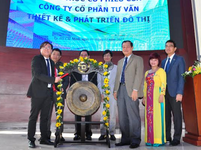 Ông Vũ Đình Nhân (ngoài cùng bên trái) đánh cồng tại Lễ niêm yết CDO