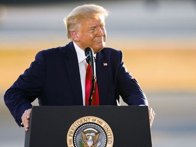 Tổng thống Trump lại làm dấy lên lo ngại về chính trị hóa việc phê duyệt vắc xin Covid-19 