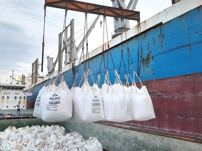 Hòa Phát (HPG) lần đầu xuất khẩu xỉ hạt lò cao nghiền mịn S95