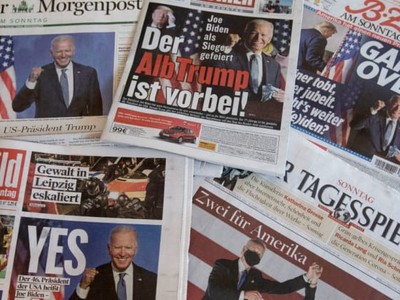 Các trang nhất của tờ báo Đức hiển thị các tiêu đề của các tờ báo Chủ nhật (8/11) sau khi các hãng tin tức về Joe Biden là người chiến thắng trong cuộc bầu cử tổng thống Mỹ tại Berlin, Đức. Ảnh: Maja Hitij