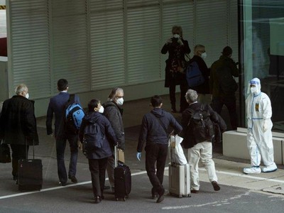 Các thành viên của nhóm Tổ chức Y tế Thế giới đến sân bay ở Vũ Hán thuộc tỉnh Hồ Bắc vào Thứ Năm (14/1/2021). Nguồn: AP