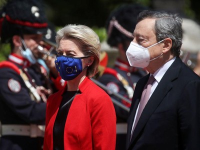 Chủ tịch Ủy ban châu Âu Ursula von der Leyen và Thủ tướng Ý Mario Draghi đến dự hội nghị thượng đỉnh G20 trực tuyến về cuộc khủng hoảng sức khỏe toàn cầu, tại Villa Pamphilj ở Rome, Ý, ngày 21/5/2021