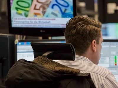 Euro đạt mức ngang giá so với đồng đô la, chạm mức thấp nhất kể từ tháng 12/2002