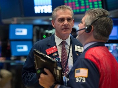 Thị trường xáo trộn, các nhà đầu tư tăng cường nắm giữ tiền mặt bất chấp lạm phát gia tăng