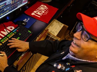 Đồng đô la đạt mức gần cao nhất 5 tháng do lo ngại về thuế quan của ông Trump